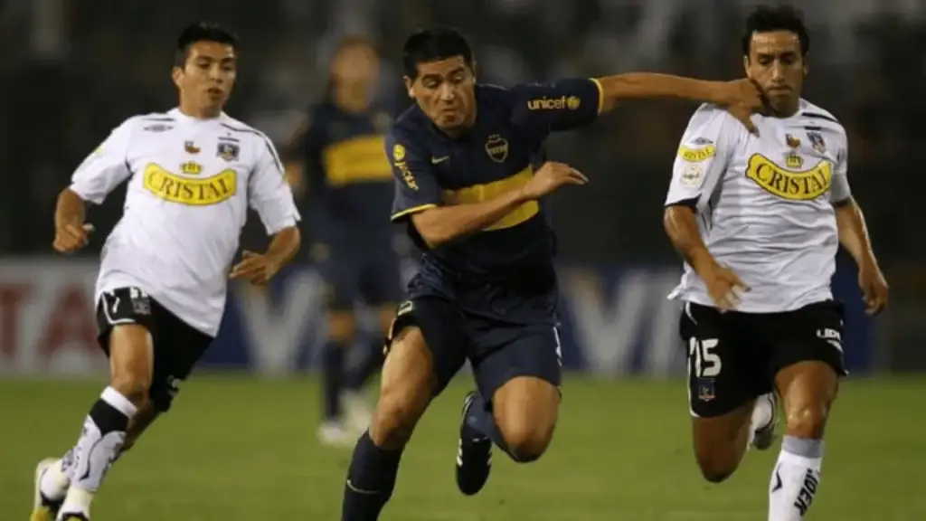 Juan Román Riquelme enfrentando a Colo-Colo el 2008.