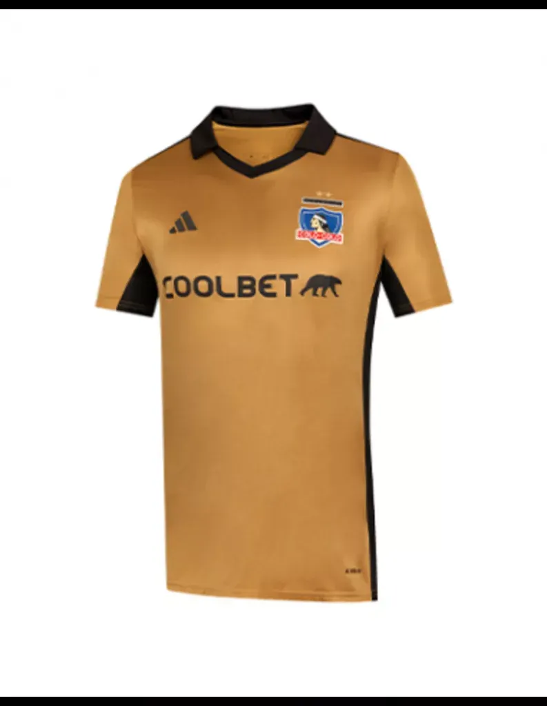 Camiseta Colo-Colo dorada con auspiciador Coolbet.
