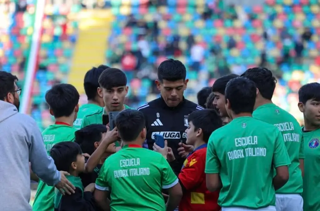 Jugadores de Colo-Colo compartieron con la escuela de Audax Italiano. Foto: Felipe Escobedo.
