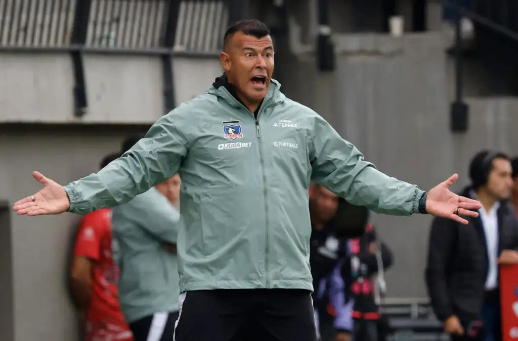 Alfredo Stöhwing pone en duda la salida de Jorge Almirón.