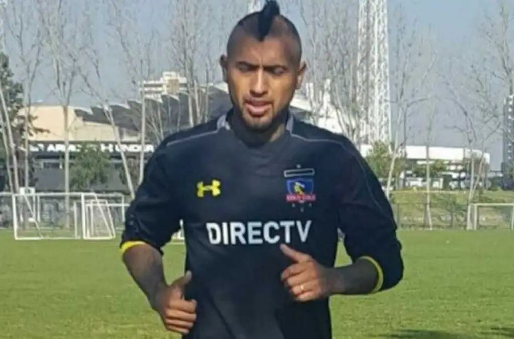 Arturo Vidal entrenando con indumentaria de Colo-Colo