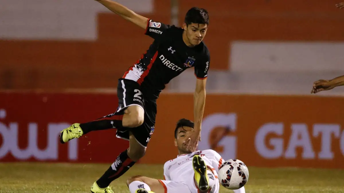 Fútbol, Deportes Copiapó v Colo Colo. Cuartos de final, Copa Chile 2015. El jugador de Colo Colo, Cristian Gutierrez, izquierda, disputa el balón con Jasson Lopez de deportes Copiapó durante el partido de cuartos de final de la Copa Chile en el estadio El Cobre de El Salvador, Chile. 14/10/2015 Andrés Piña/Photosport******* Football, Deportes Copiapó v Colo Colo. Colo Colo’s player Cristian Gutierrez, left, battles for the ball against Jasson Lopez of Deportes Copiapo during the Copa Chile quarter finals football match at the El Cobre stadium in El Salvador, Chile. 14/10/2015 Andres Pina/Photosport