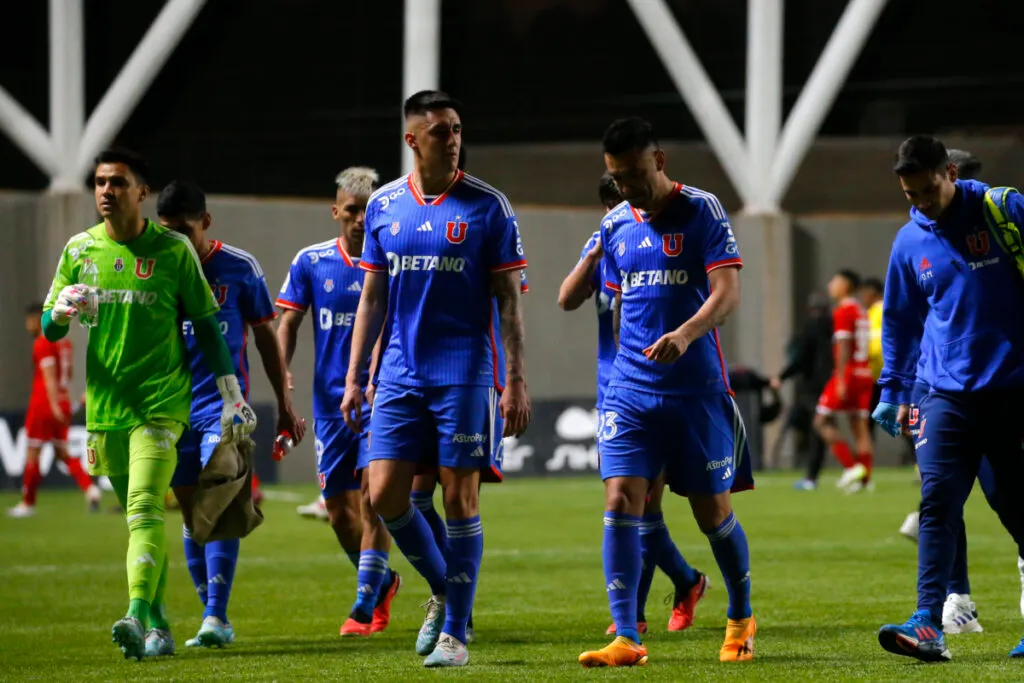 Jugadores de la Universidad de Chile abandonando el terreno de juego, tras el partido frente a Unión la Calera.