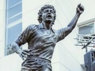 [Video]: Hinchas de Colo-Colo eligen al jugador que merece una estatua en el Estadio Monumental