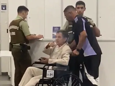 [VIDEO] En silla de ruedas: Así llegó Aníbal Mosa a constatar lesiones tras sufrir agresión