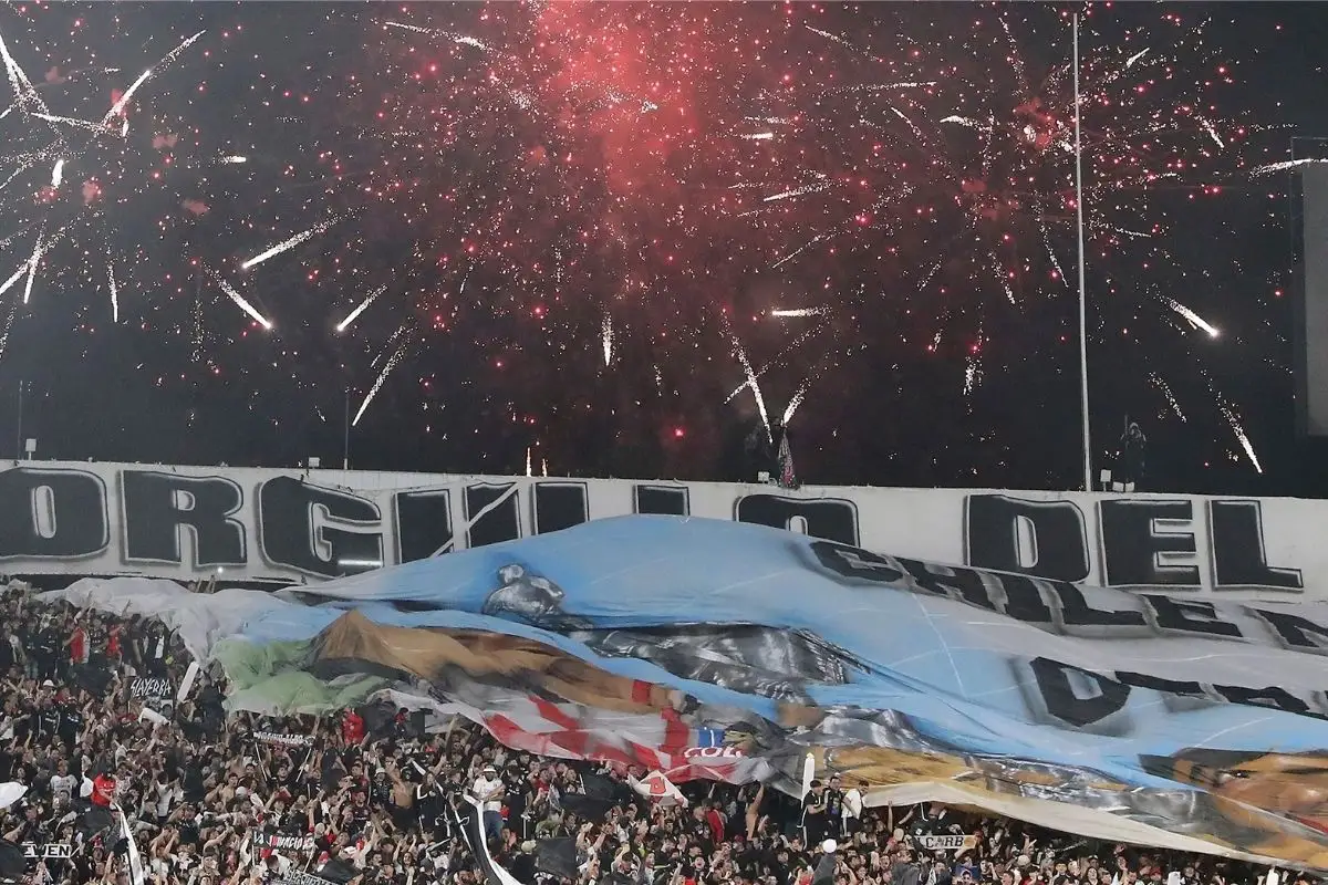 Hinchas despiden a Colo-Colo