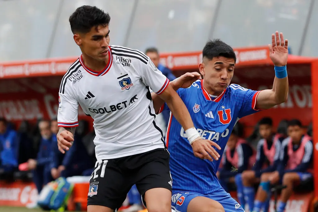 Jugadores de Colo-Colo y Universidad de Chile disputando un balón.