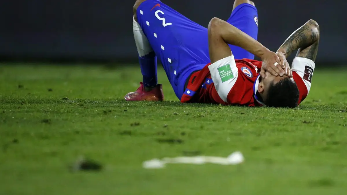 Futbol, Chile vs Bolivia. Fecha 8, Eliminatorias Mundial de Catar 2022. El jugador de Chile Guillermo Maripan se lamenta tras el partido de clasificacion al Mundial de Catar 2022 contra Bolivia disputado en el estadio San Carlos de Apoquindo de Santiago, Chile. 08/05/2021 Andres Pina/Photosport Football, Chile vs Bolivia. 8th date, 2022 Qatar World Cup Qualifiers. Chile’s player Guillermo Maripan reacts after the 2022 Qatar World Cup match against Bolivia held at the San Carlos de Apoquindo stadium in Santiago, Chile. 08/05/2021 Andres Pina/Photosport