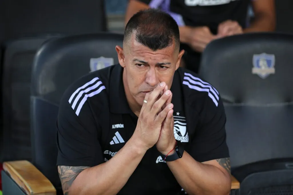 Jorge Almirón con cara de preocupación.