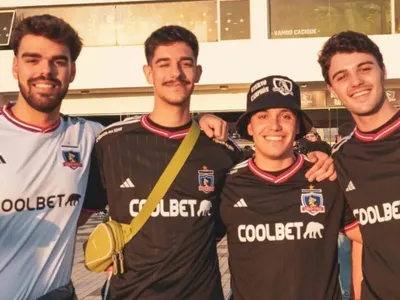 Hinchas portugueses se llevaron las miradas en el partido de Colo-Colo: «Es el club más emblemático de Chile»