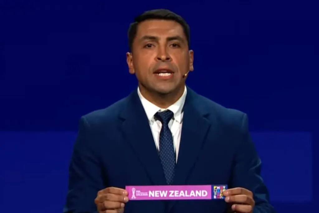 Gonzalo Jara siendo parte del Sorteo para el Mundial Sub 20 en Chile.