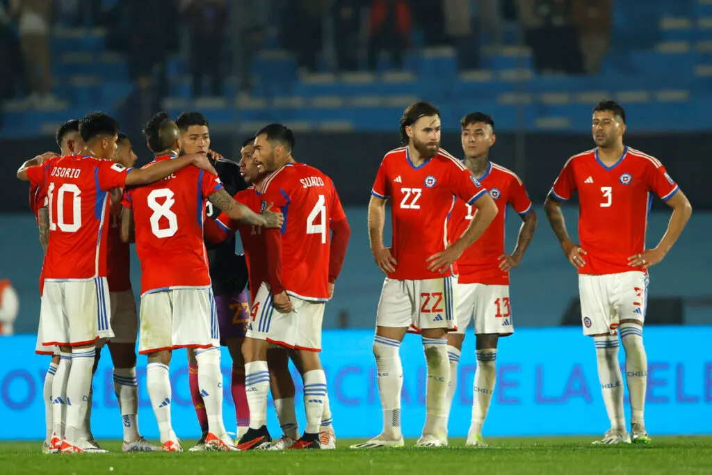 Futbolistas de la Selección Chilena se reúnen en el mediocampo tras perder 3-1 ante Uruguay en el Estadio Centenario de Montevideo.