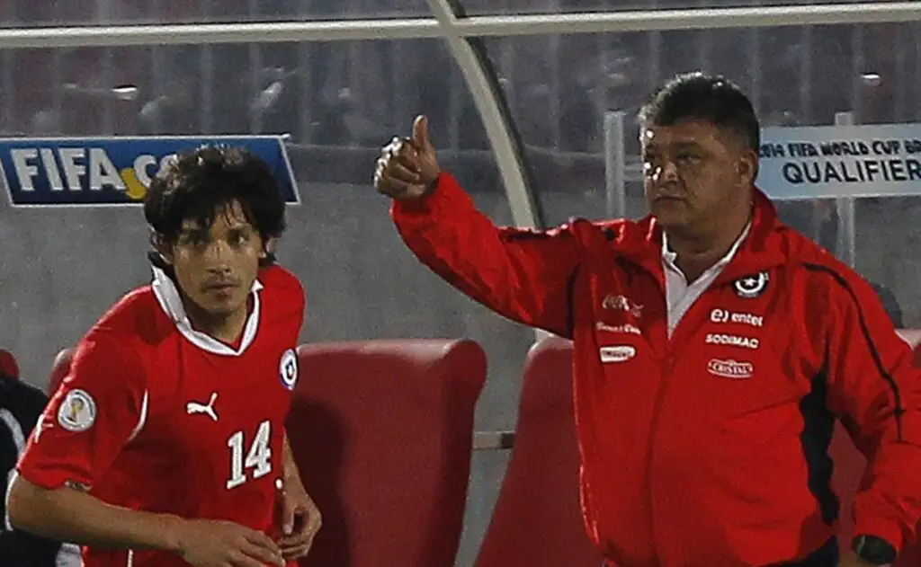 Claudio Borghi y Matías Fernández durante un partido de la Selección Chilena.