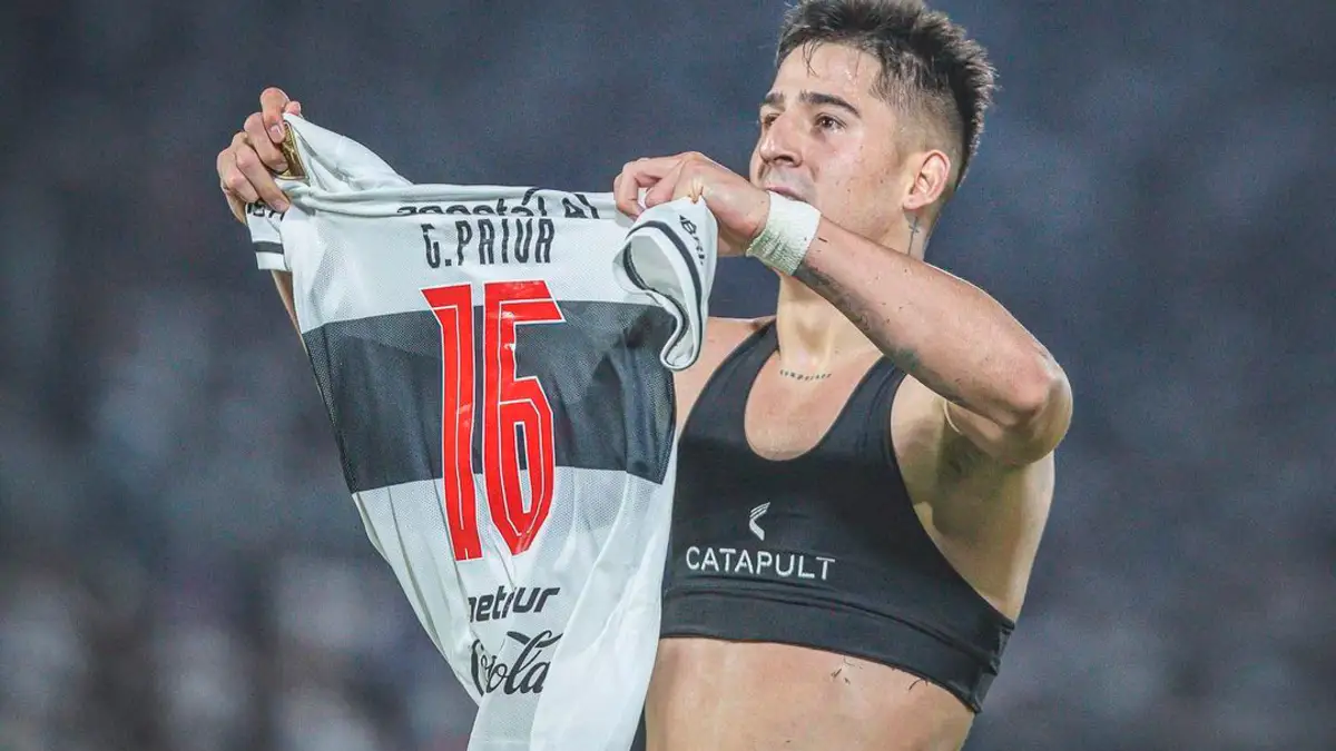 Guillermo Paiva celebrando un gol con Olimpia.