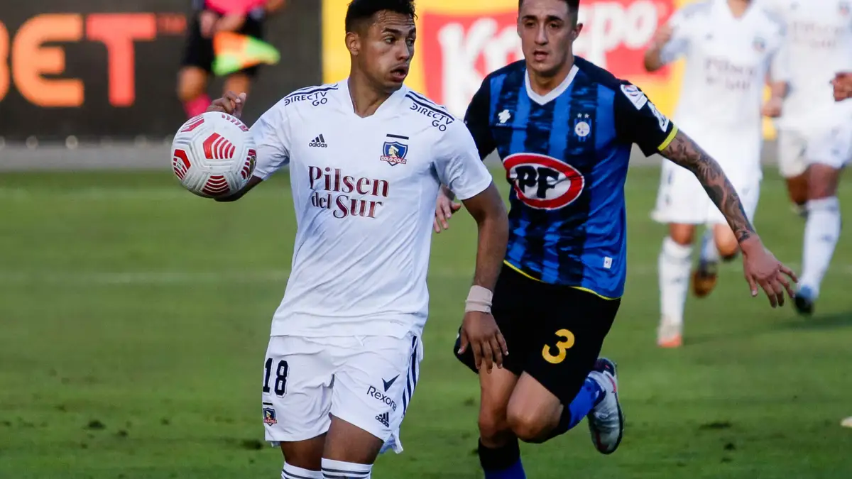 Futbol, Huachipato vs Colo Colo Fecha 8, campeonato Nacional 2021. El jugador de la Colo Colo Ivan Morales , izquierda, disputa el balon con Ignacio Tapia de Huachipato durante el partido de primera division realizado en el estadio Cap de Talcahuano, Chile. 23/05/2021 Pablo Hidalgo/Photosport Football, Huachipato vs Colo Colo Eighth date, 2021 National Championship. Colo Colo’s player Ivan Morales , left, battles for the ball against Ignacio Tapia of Huachipato during the first division match held at the Cap stadium in Talcahuano, Chile. 23/05/2021 Pablo Hidalgo/Photosport