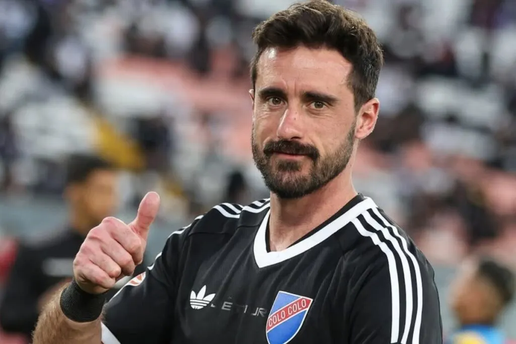 Fernando De Paul de titular con la camiseta conmemorativa de Colo-Colo en el Estadio Monumental.