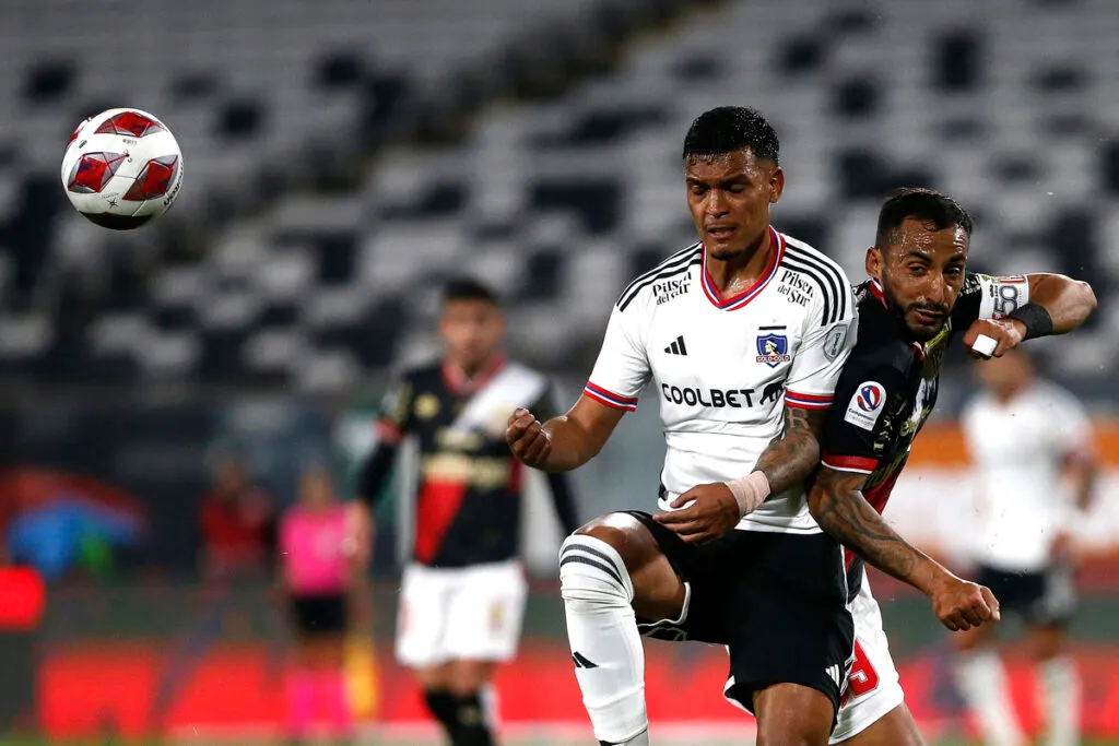 Daniel Gutiérrez disputando el partido de Colo-Colo vs Curicó Unido.