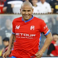 [VIDEO] Acompañó a Matías Fernández: El caluroso recibimiento de los hinchas de Colo-Colo a Humberto Suazo en su regreso a Pedrero