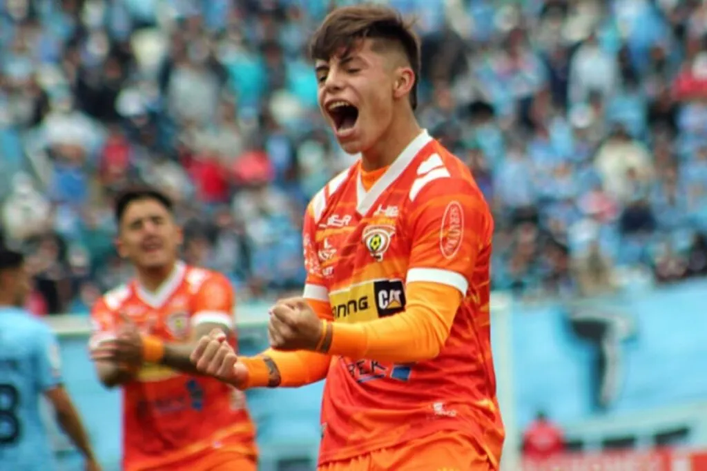 Tomás Roco celebrando un gol con la camiseta de Cobreloa.