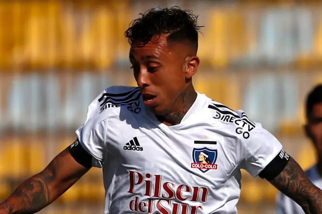 Martín Rodríguez disputando un duelo por Colo-Colo.