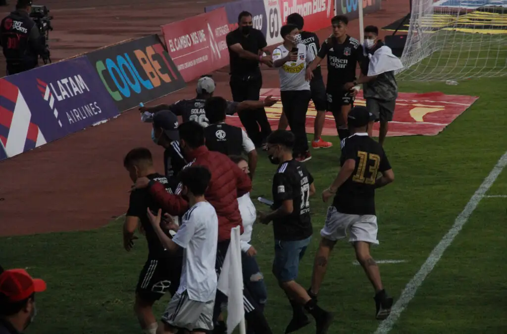 Hinchas ingresaron a la cancha en el duelo entre Antofagasta y Colo-Colo 2021.