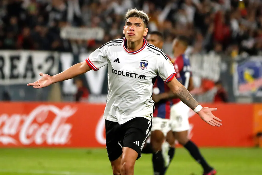 Carlos Palacios celebrando un gol.