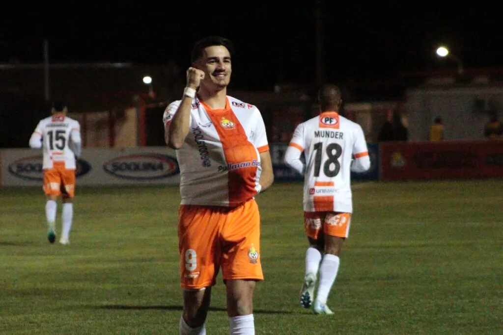Jugador de Cobresal celebra su gol.
