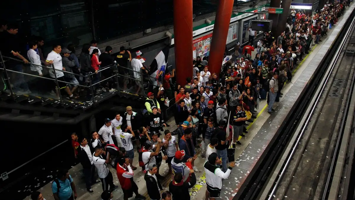 Los hinchas celebran la alianza de Colo-Colo con Metro de Santiago. Foto: Sebastián Beltrán Gaete / AgenciaUno.