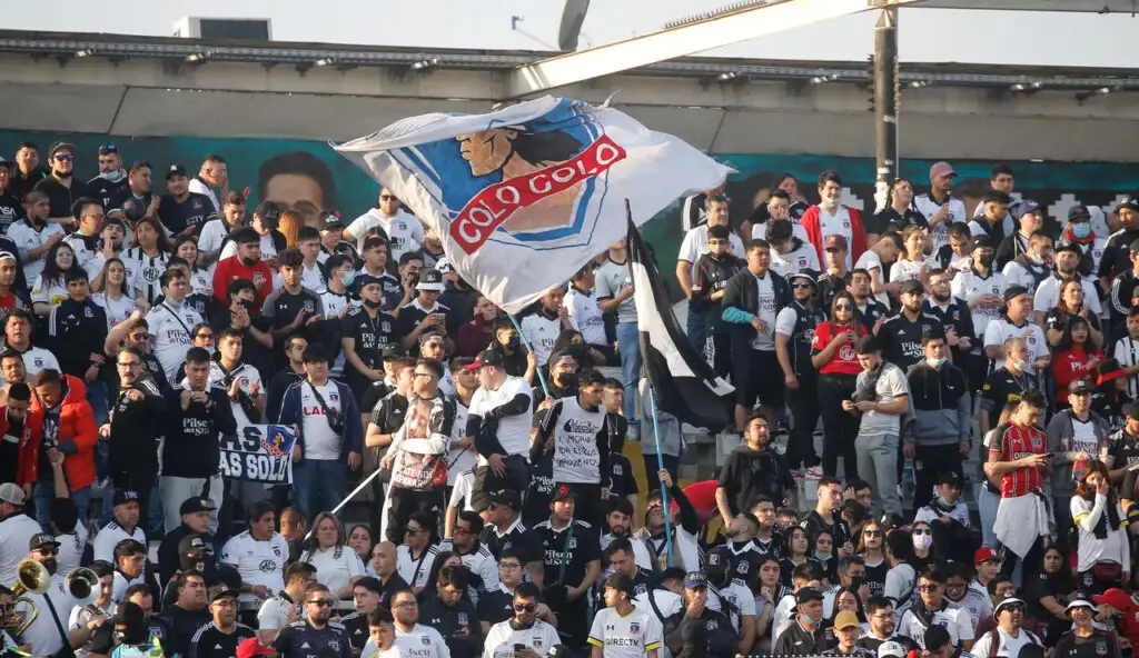 Colo-Colo podría ser sancionado por las banderas ingresadas por la Garra Blanca.