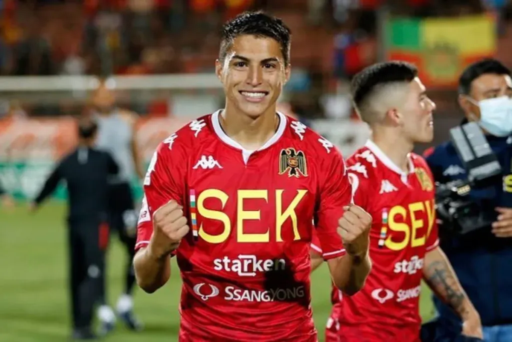 Jonathan Villagra celebrando un triunfo con camiseta de Unión Española.