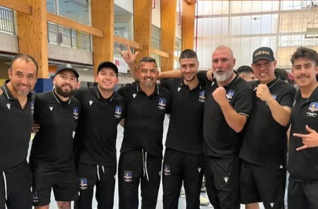 El cuerpo técnico de Colo-Colo Futsal, liderados por Ricardo Chávez.