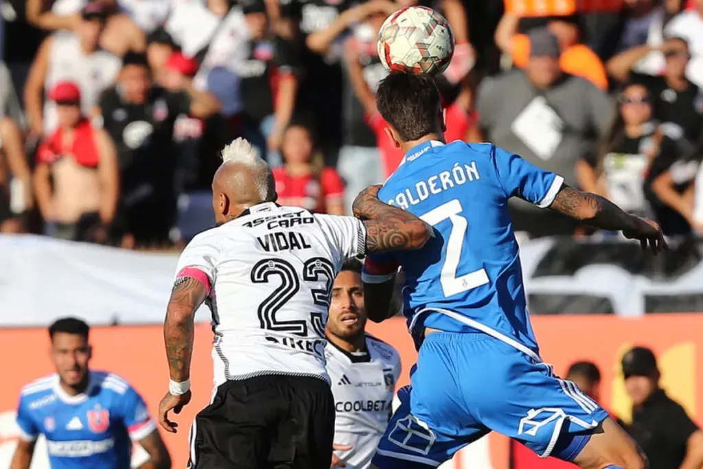 Arturo Vidal disputando un balón en partido de Colo-Colo ante la U