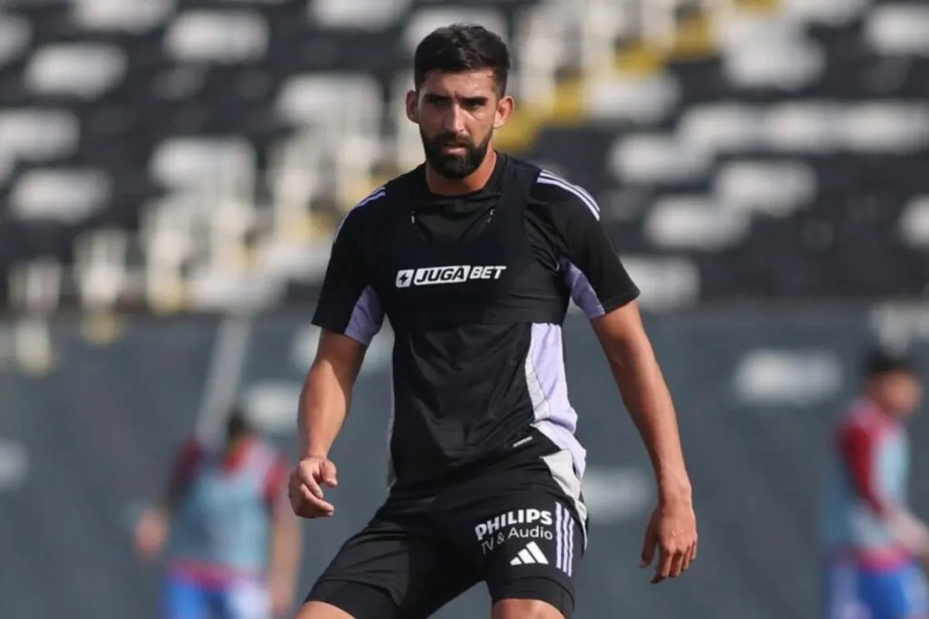 Emiliano Amor en el amistoso a puertas cerradas de Colo-Colo vs La Roja Sub-20, donde fue parte de la formación suplente.