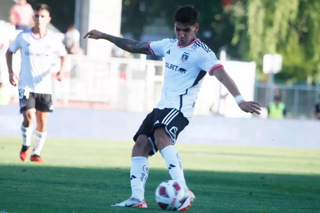 Erick Wiemberg pegándole al balón jugando por Colo-Colo.