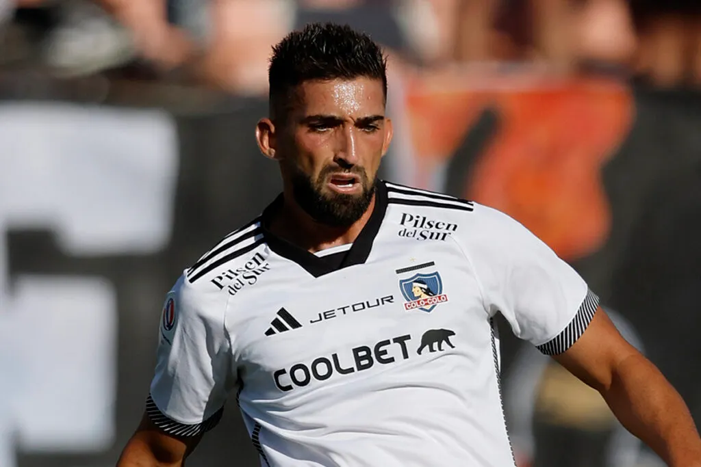 Primer plano de Emiliano Amor con la camiseta de Colo-Colo.