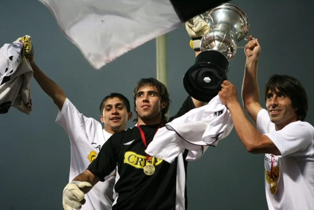 FUTBOL, COLO COLO/U. DE CHILE PLAY OFF, PARTIDO DE VUELTA. CLAUDIO BRAVO, SEGUNDO DE IZQUIERDA A DERECHA, CELEBRA LA OBTENCION DEL CAMPEONATO JUNTO A MOISES VILLARROEL Y UN HINCHA. 2/07/2006 SANTIAGO, CHILE ANDRES PINA/PHOTOSPORT