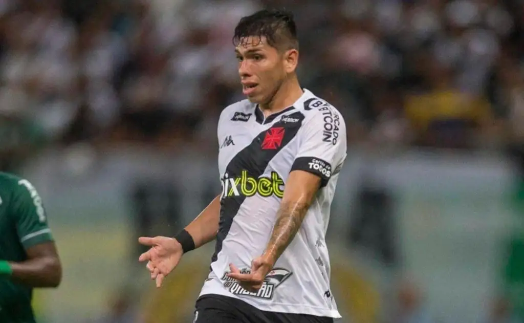 Carlos Palacios disputando un partido con la camiseta de Vasco da Gama