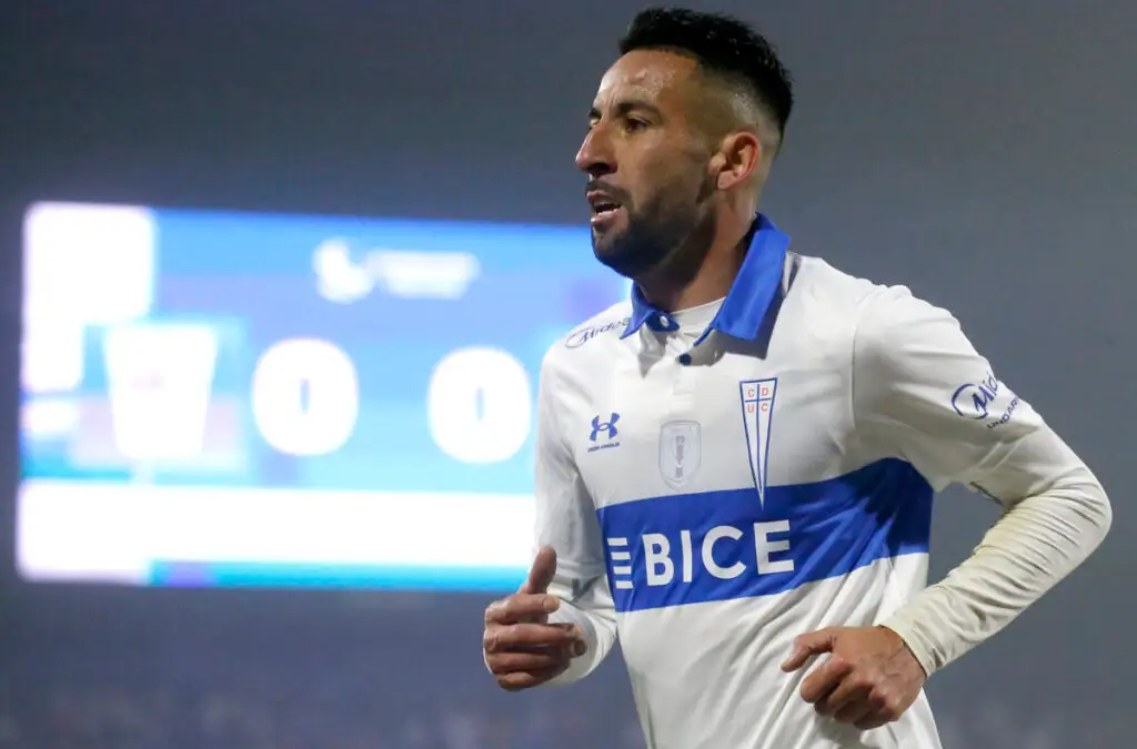 El ‘Huaso’ es criticado por no vestir los colores de la U, club del cual es un confeso hincha.