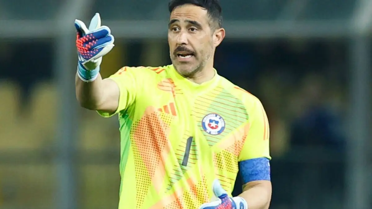 Blanco y Negro tendría avances preliminares para sacar a Claudio Bravo del retiro.
