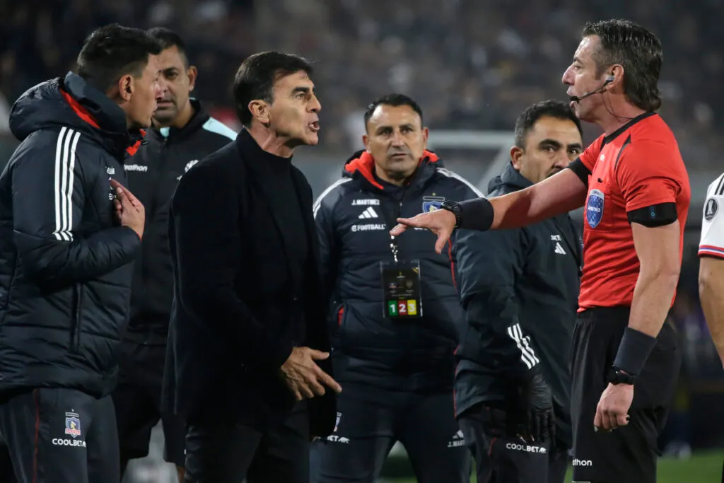 Gustavo Quinteros reclamando al juez del partido entre Colo-Colo y Boca Juniors
