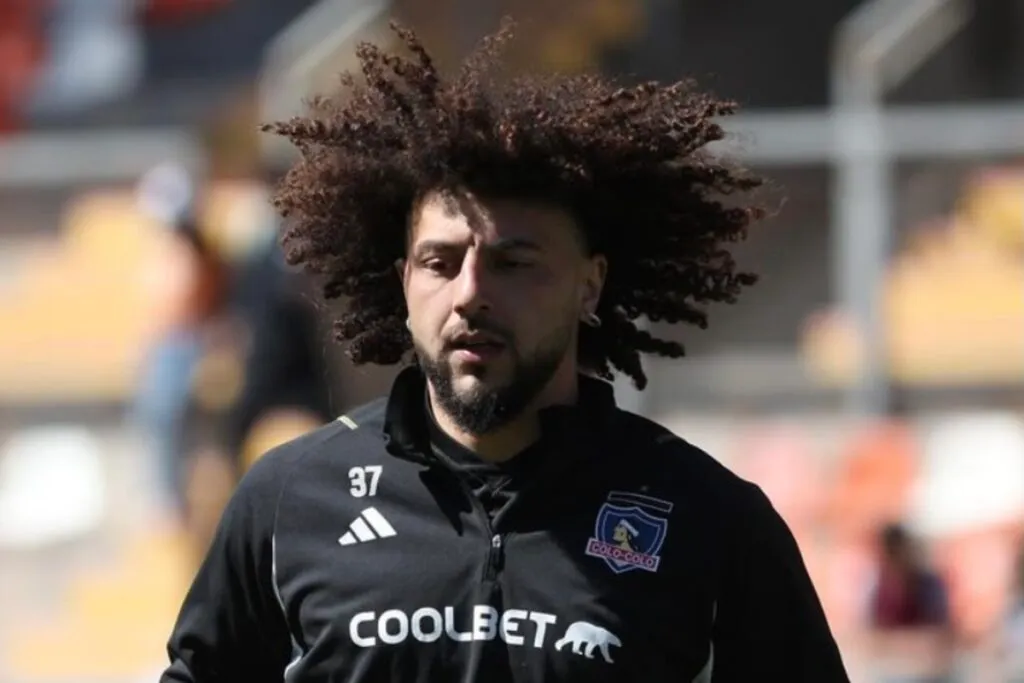 Maximiliano Falcón. con indumentaria de Colo-Colo.