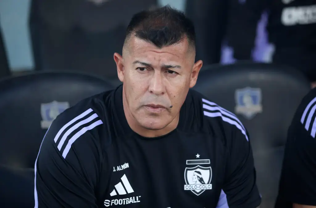Jorge Almirón vive sus últimas horas como entrenador de Colo-Colo.