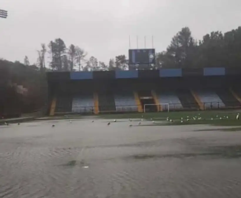 Las intensas lluvias han afectado a la cancha del Estadio CAP.