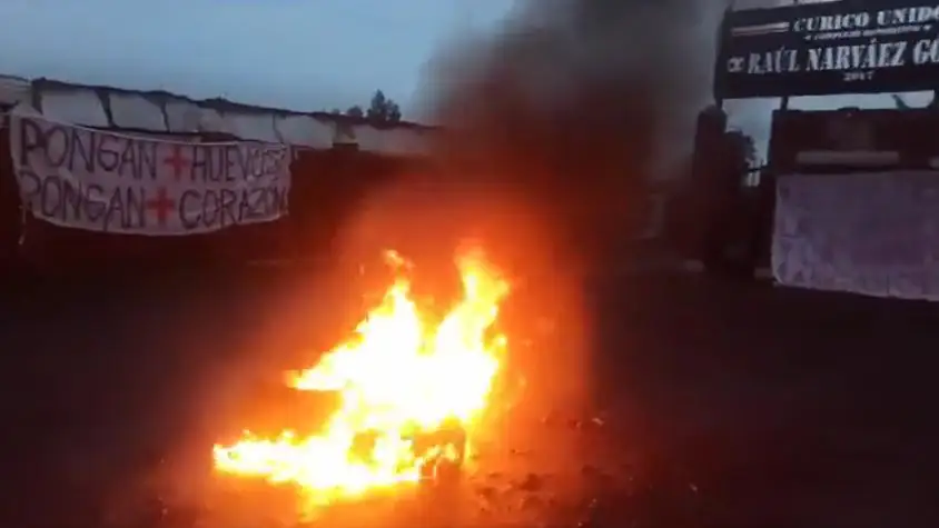 Hinchas de Curicó Unido se manifestaron por los malos resultados del club.