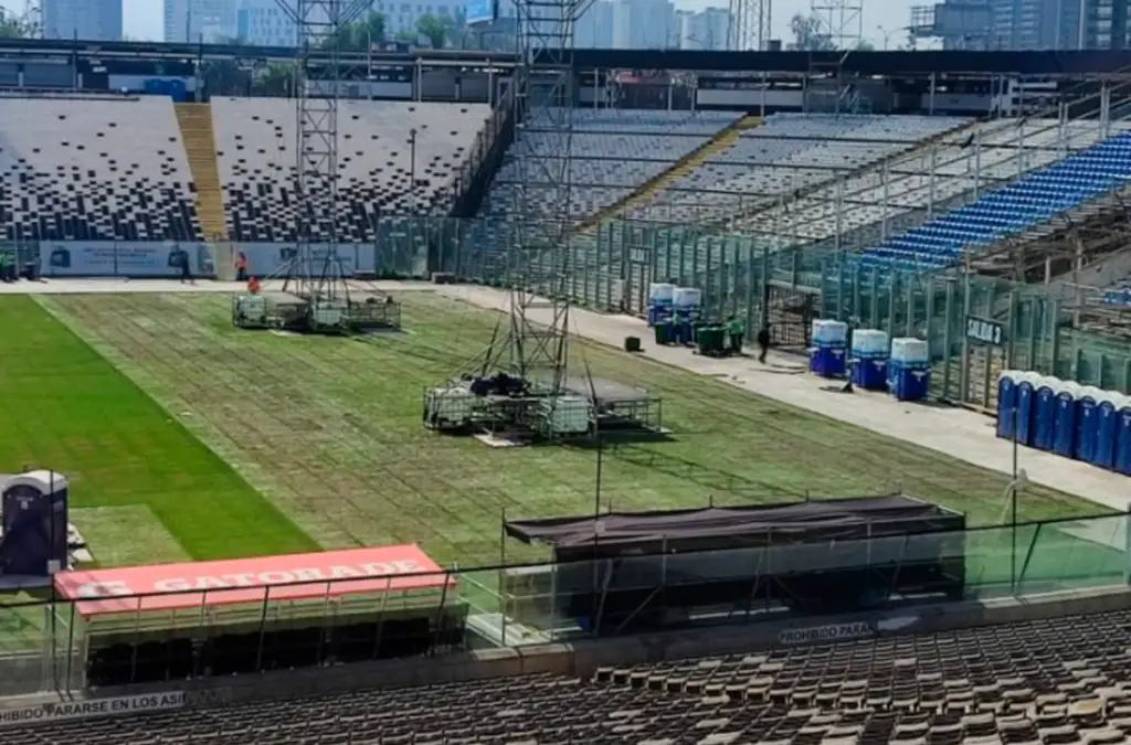 La cancha del Estadio Monumental sufrió serios daños tras recibir varios conciertos en 2023.