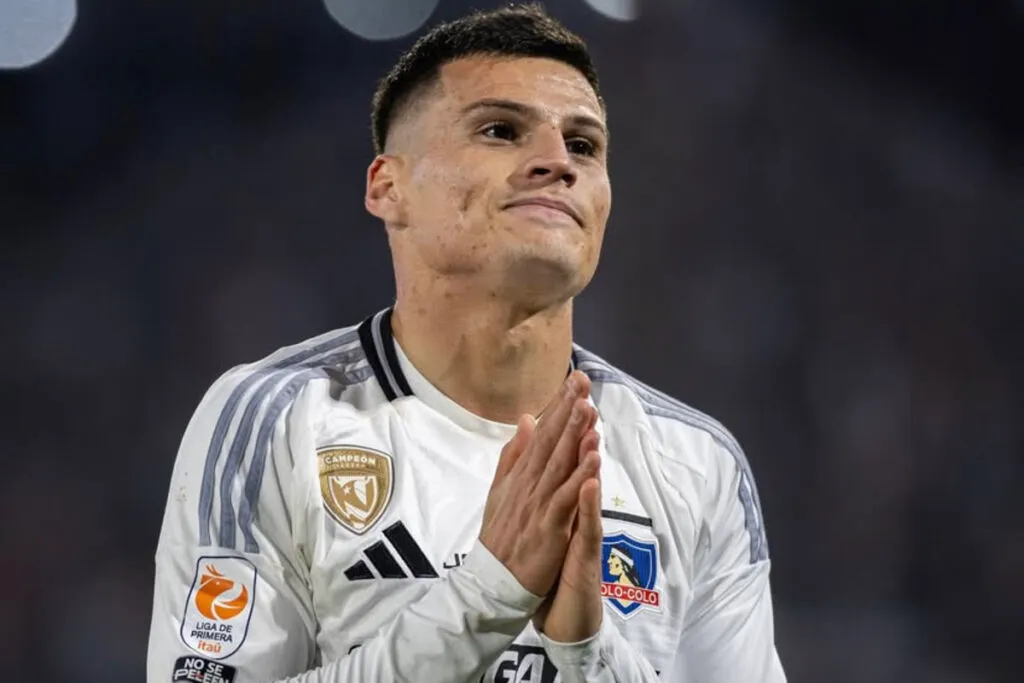 Primer plano de Lucas Cepeda con la camiseta de Colo-Colo.