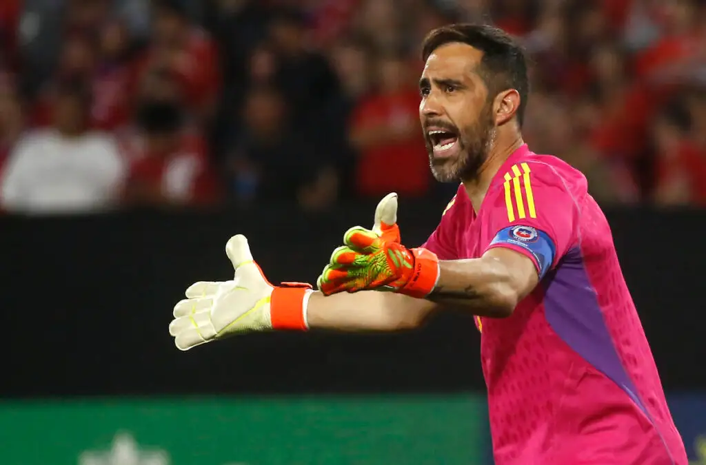 Claudio Bravo quedó fuera de las dos primeras fechas de las Clasificatorias Sudamericanas.