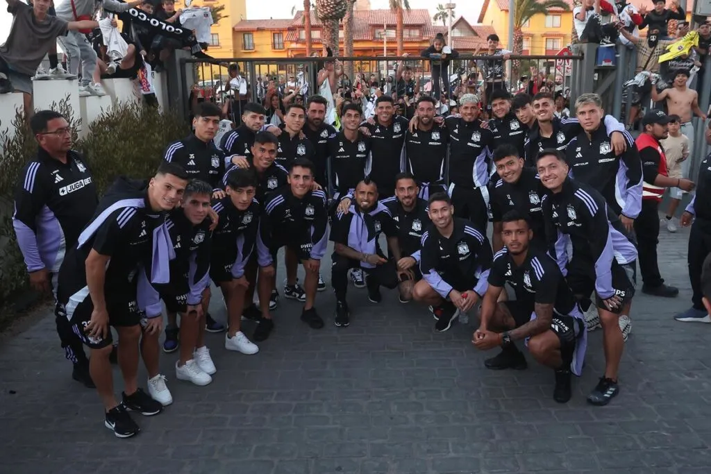 Plantel de Colo-Colo reunido fuera del hotel Diego de Almagro para finalizar su pretemporada en La Serena.