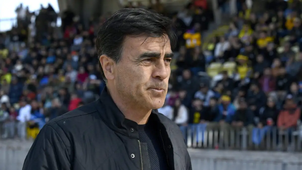 Gustavo Quinteros dejó de ser el entrenador de Colo-Colo.