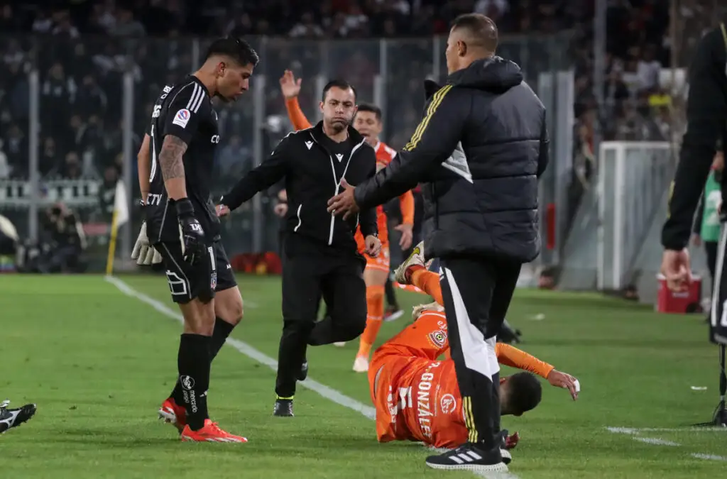 Brayan Cortés fue expulsado por una polémica acción.